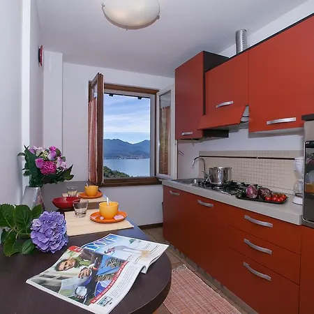 Borgo Maccagno Viola 公寓